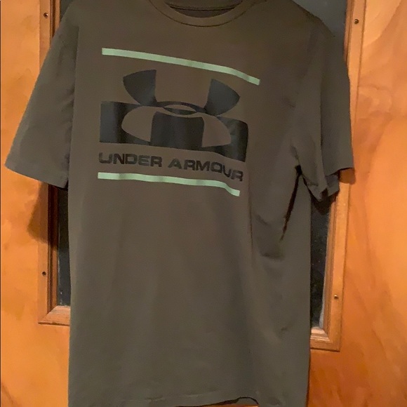 dark green under armour shirt